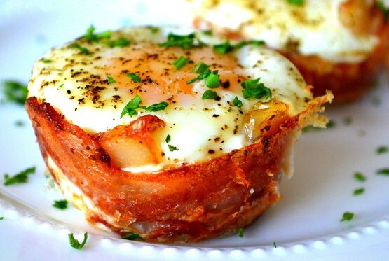 easy-egg-recipes-bacon- eggs-cheese-toast cups