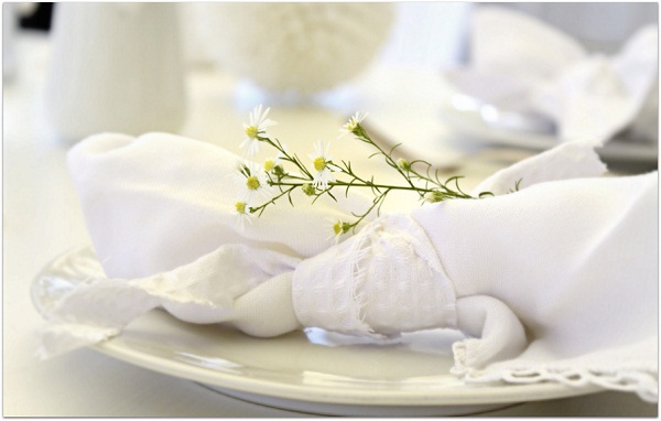 stunning white table decoration tablecloth eggs napkins