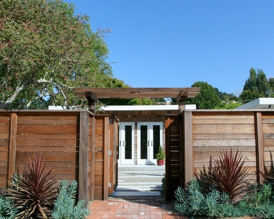 privacy garden fence wooden pergola low plants