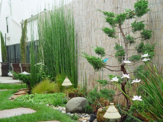 garden fence ideas privacy protection bamboo sticks Japanese style