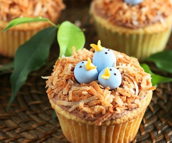 holiday-sweet-treats-birds-nest-cupcakes