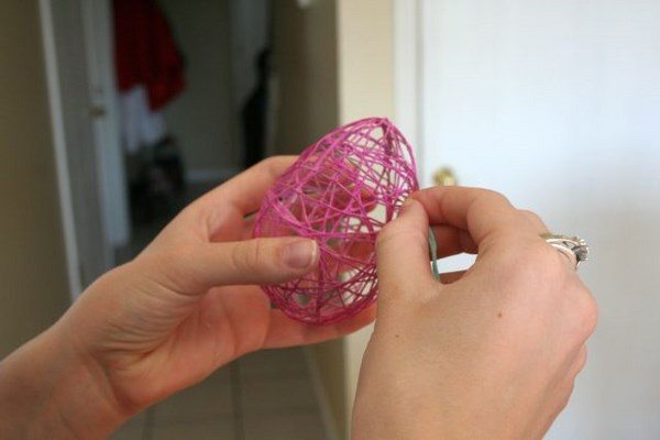 DIY easter garlands colorful strings eggs step 4