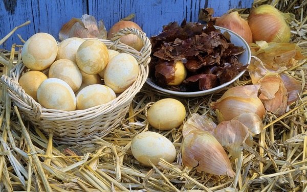 naturally dyed eggs onion skins easter eggs holiday decoration ideas