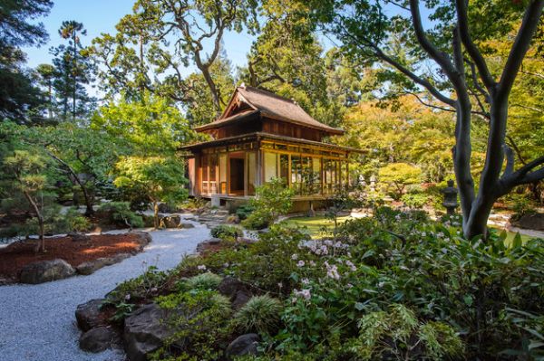 perfect Japanese style garden stone path