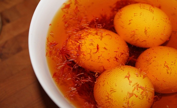 saffron dye natural easter eggs decoration ideas