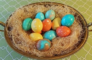 DIY-marbleized-eggs-quick-cheap-easter-decoration-ideas-bright-colors