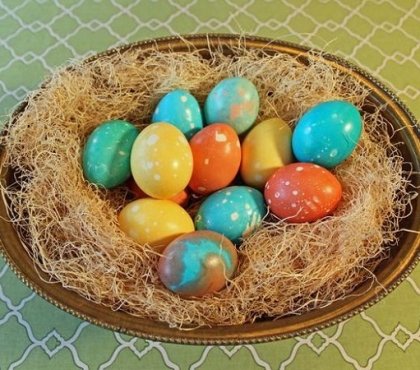 DIY-marbleized-eggs-quick-cheap-easter-decoration-ideas-bright-colors
