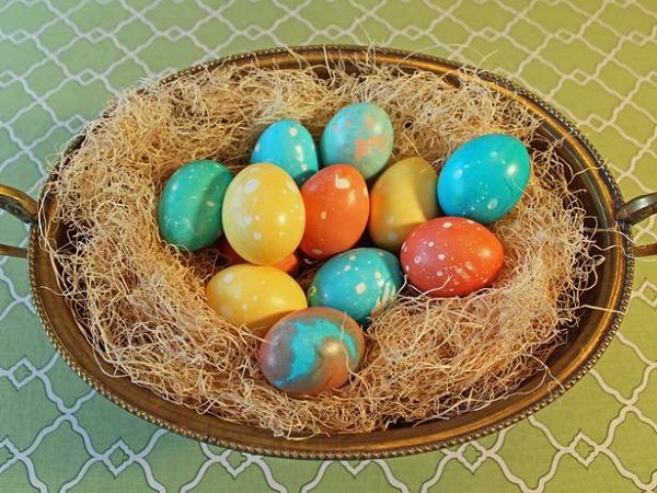 DIY marbleized eggs quick cheap easter decoration ideas bright colors