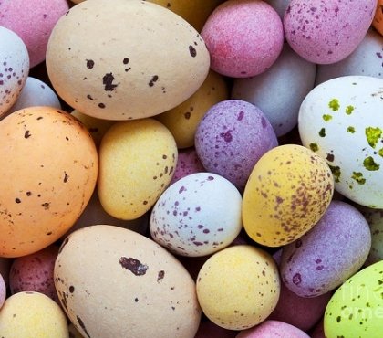 Easter-home-decorating-ideas-speckled-eggs-pastel-colors