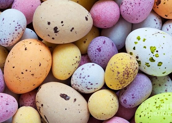 Easter-home-decorating-ideas-speckled-eggs-pastel-colors