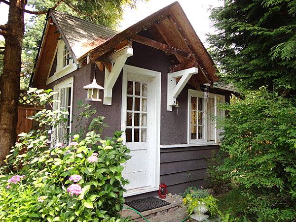 Garden-design-ideas-romantic-backyard-cottage-white-brown-blooming-flowers