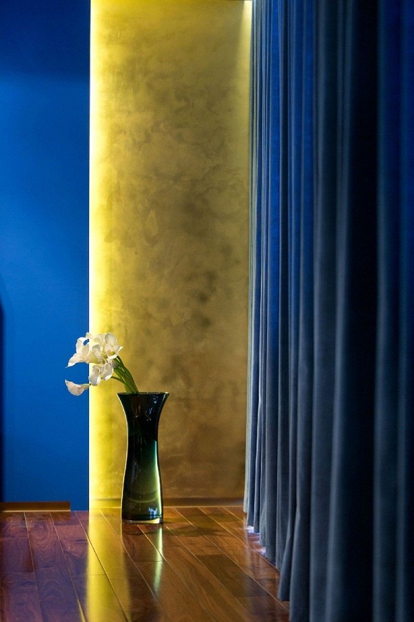 Interior walls design ideas plaster in yellow blue curtains