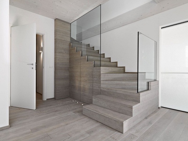 Staircase wood laminate railings of glass house in Tollegno