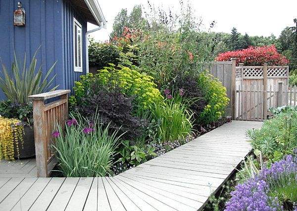 Wooden-deck-railings-garden-design-ideas-backyard-shed