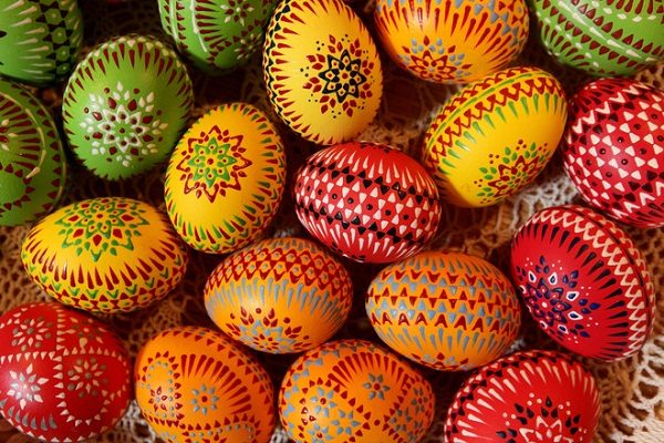 beautiful Easter decorating ideas DIY ukraininan eggs with bee wax