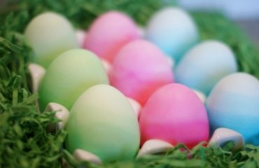 creative-easter-eggs-crafts-green-red-blue-ombre-colored-eggs