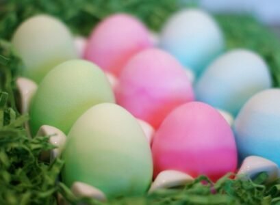 creative-easter-eggs-crafts-green-red-blue-ombre-colored-eggs