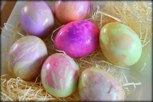 DIY marbleized Easter egg quick easter crafts 