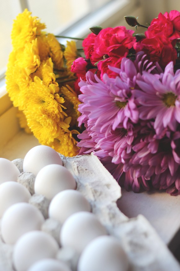 easter home decoration naturally dyed eggs with flower petals