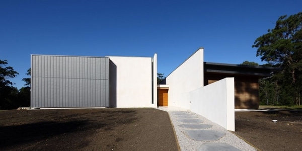 minimalist house and garden gravel round footpath 