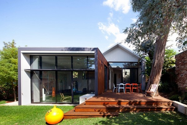 minimalist house backyard deck dining area 