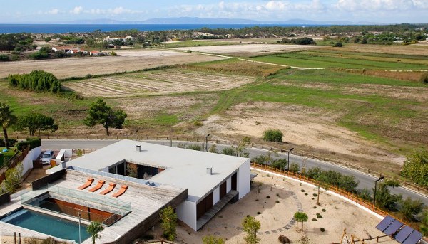 modern architecture flat roof pool deck Casa do Pego