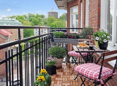 modern-balcony-garden-ideas-stylish-outdoor-furniture-potted-flowers