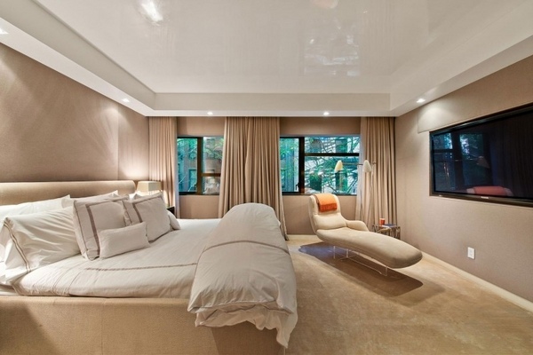 modern bedroom design ideas creme floor high glossy white ceiling TV wall 