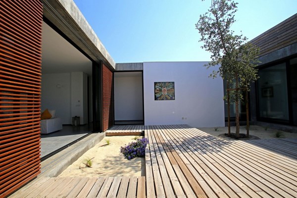 modern patio design cortyard wooden deck sand Casa do Pego