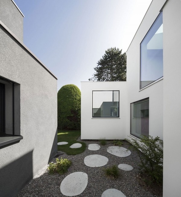original landscape ideas gravel round slabs footpath Haus von Arx
