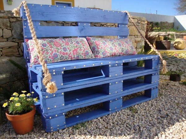 DIY bench blue pallets