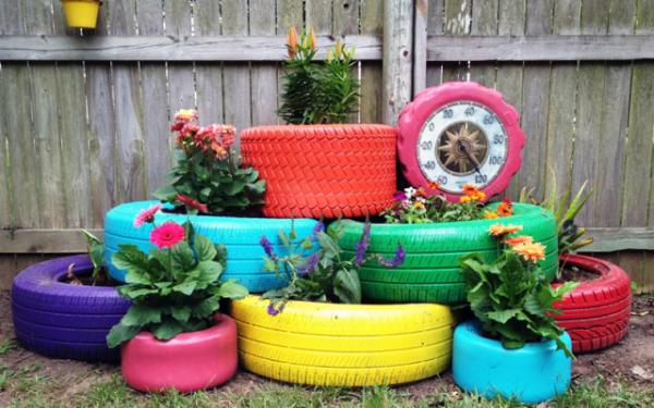 Garden decoration Ideas with tires flowerbeds
