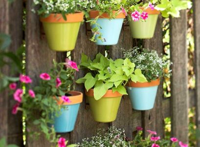 Garden-decoration-ideas-vertical-gardens-colorful-flower-pots-garden-fence