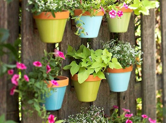 Garden-decoration-ideas-vertical-gardens-colorful-flower-pots-garden-fence