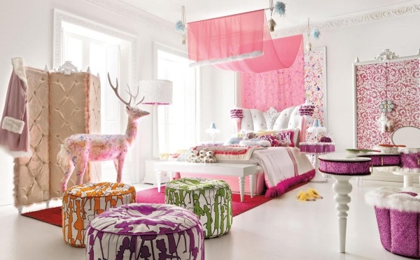 Luxurious  poster bed pink