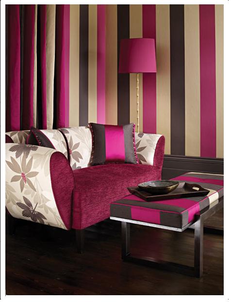 Stripes on the wall lounge purple