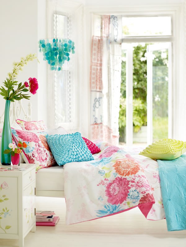 Teenage girls room ideas floral pattern pastel colors