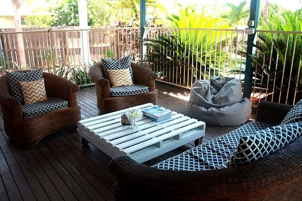 White coffee table lounge furniture wooden pallets