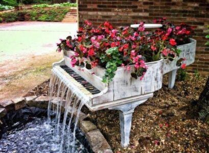 creative-landscaping-ideas-piano-water-game-flowers-container