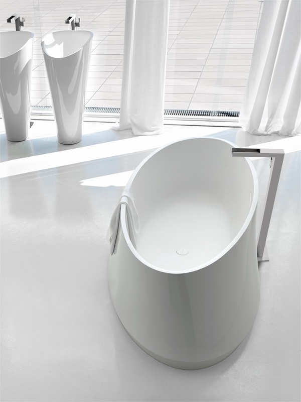 elegant bathroom free standing oval tub