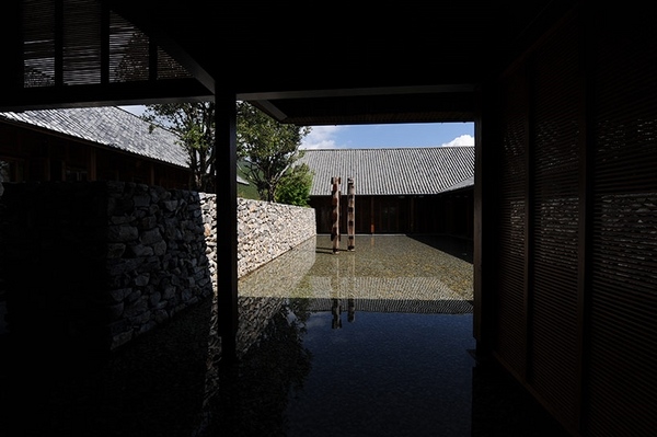 modern architecture design courtyard pond
