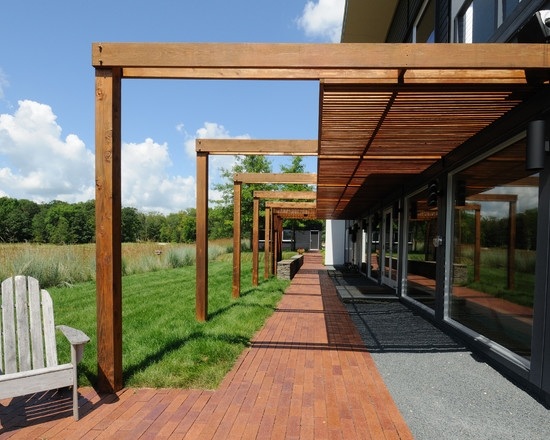 garden design wooden deck gravel path 