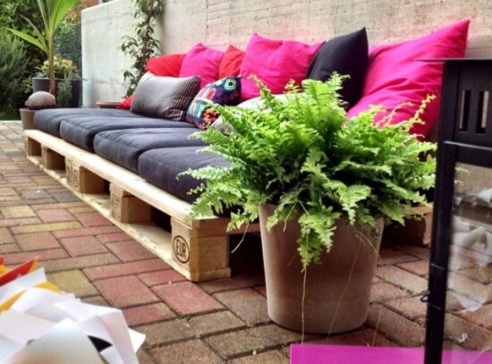 outdoor-wooden-pallets-furniture-reclining-sofa-upholstery-patio-ideas