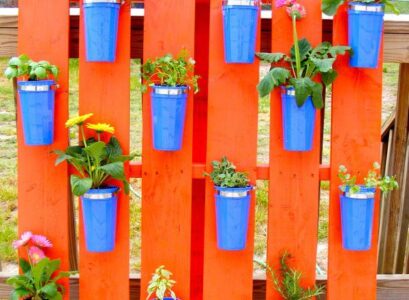 wooden-pallets-garden-use-red-blue-flower-pots