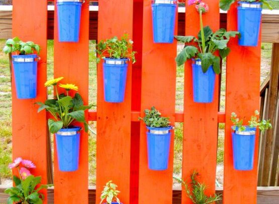 wooden-pallets-garden-use-red-blue-flower-pots