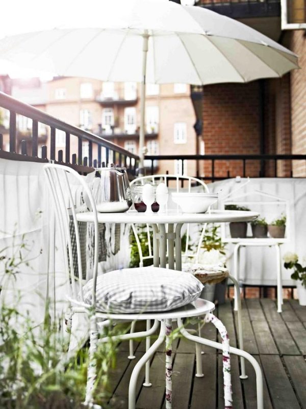 DIY Balcony ideas privacy protection white metal chairs