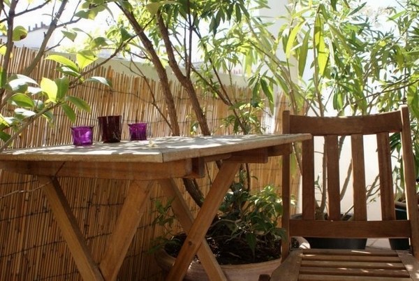 DIY-Balcony-privacy-protection-ideas-bamboo-screen-wooden-furniture