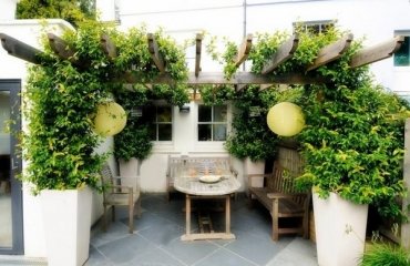 DIY-Balcony-privacy-protection-ideas-wood-pergola-balcony-planters