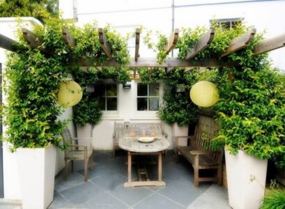DIY-Balcony-privacy-protection-ideas-wood-pergola-balcony-planters