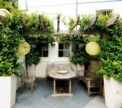 DIY-Balcony-privacy-protection-ideas-wood-pergola-balcony-planters